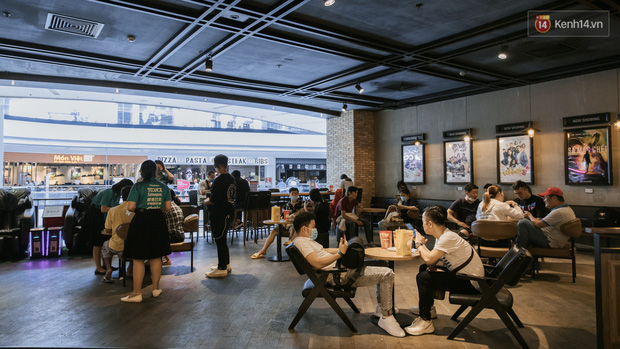 Khoảng cách giữa các bàn là 2m