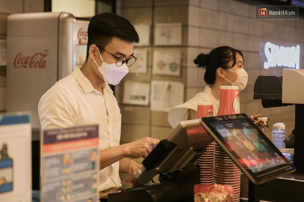 Nhân viên áp dụng đúng nguyên tắc về giãn cách cũng như đeo khẩu trang