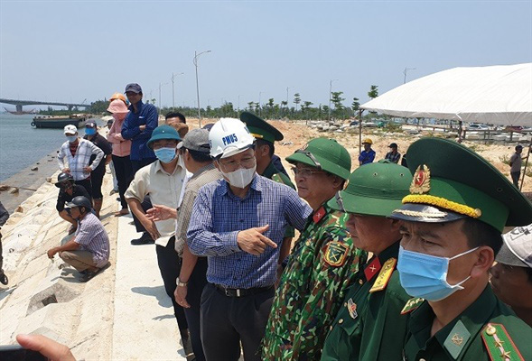 Đoàn công tác Ủy ban ATGT quốc gia kiểm tra hiện trường vụ lật thuyền. Ảnh: Khánh Chi