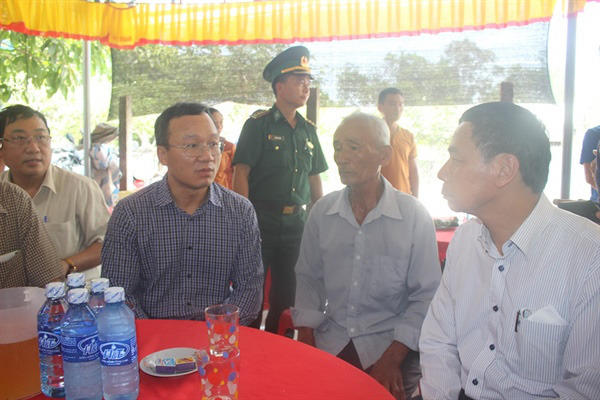 Ông Khuất Việt Hùng - Phó Chủ tịch chuyên trách Ủy ban ATGT quốc gia (ngồi thứ ba từ phải sang) đến thăm hỏi gia đình nạn nhân vụ lật thuyền. Ảnh: Khánh Chi