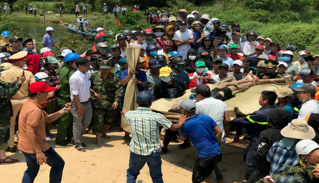 Thi thể nạn nhân thứ 3 trong vụ lật thuyền được tìm thấy vào lúc 10 giờ 30 phút ngày 9/5. Ảnh: Lê Vương