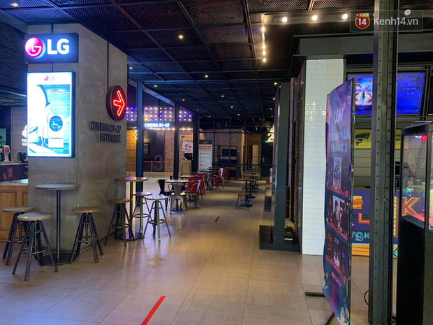 Rạp xem phim vắng tanh không một bóng người