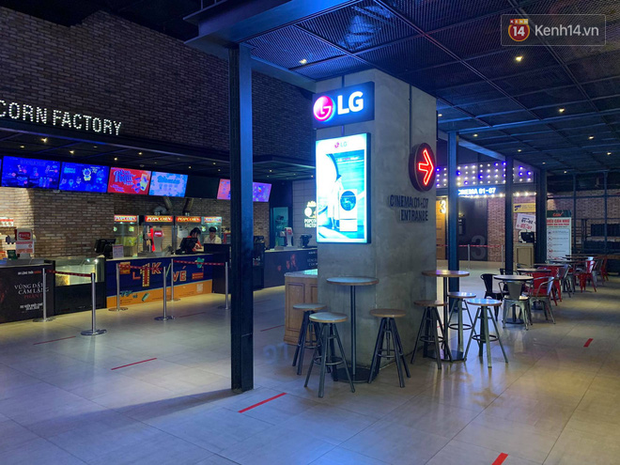 Quy định về giãn cách rất rõ ràng (vạch đỏ trên nền)