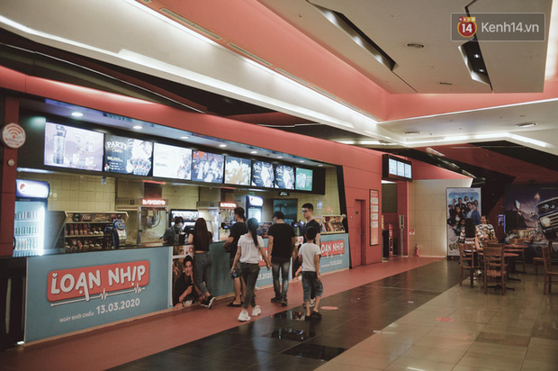 Khách hàng bắt đầu đông hơn buổi trưa