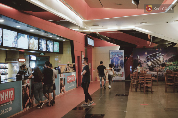 Mọi người chủ động đứng đúng vị trí mua vé