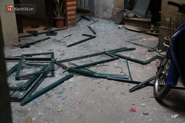 Một số nhà dân cạnh hiện trường bị sức ép từ vụ nổ khiến cửa kính vỡ vụn rơi xuống dưới vô cùng nguy hiểm.