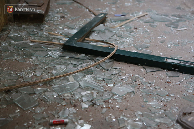 Một số người ngồi cạnh hiện trường bị thương nhẹ do cửa kính văng ra từ vụ nổ.