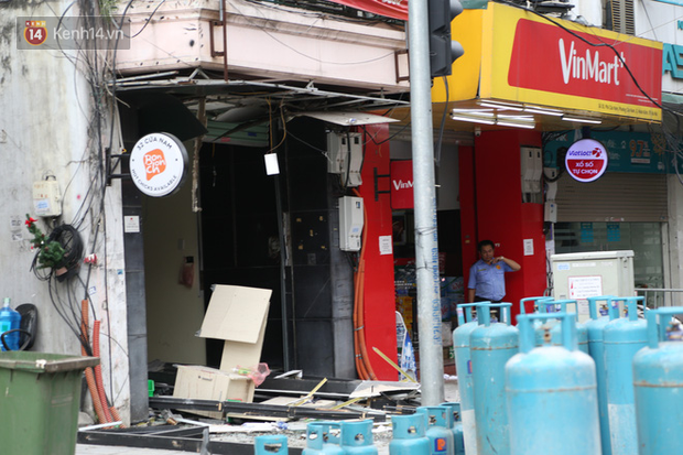 Cửa kính và các mảnh vỡ bắn văng ra ngoài cửa.