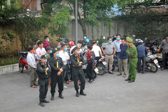 Nhiều người dân tỉnh Thái Bình theo dõi phiên toà xét xử hôm nay