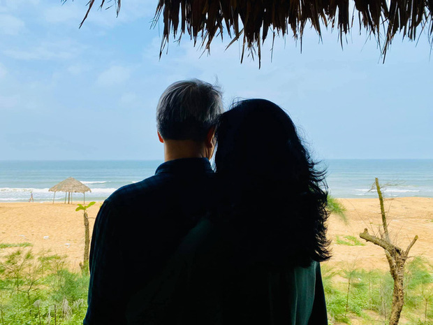 Thanh Lam công khai bạn trai thông qua bức ảnh cực tình tứ bên bãi biển.