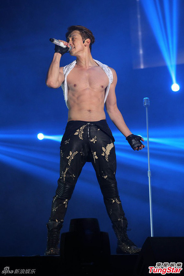 Bi Rain sở hữu thân hình săn chắc, chuẩn 6 múi. Bên cạnh đó, anh còn có chiều cao đáng ngưỡng mộ - 1m85. Nam nghệ sĩ luôn xuất hiện trong danh sách những sao nam có body đẹp nhất làng giải trí Hàn Quốc