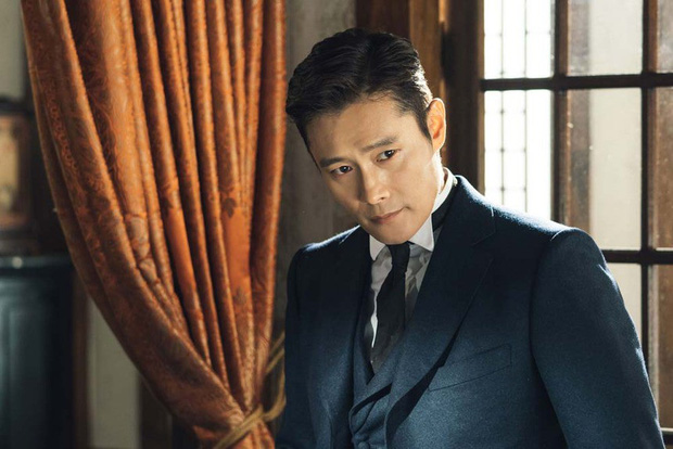 Lee Byung Hun sở hữu gương mặt lạ, không theo tiêu chuẩn của một mỹ nam tại Hàn Quốc. Anh thu hút người hâm mộ chủ yếu nhờ vẻ nam tính, diễn xuất đỉnh cao trong nhiều tác phẩm kinh điển