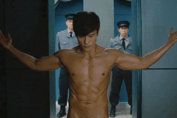 Sức hút của Lee Byung Hun đến từ vẻ nam tính, quyến rũ. Mỗi lần khoe body, nam tài tử đều không khiến người hâm mộ cảm thấy thất vọng