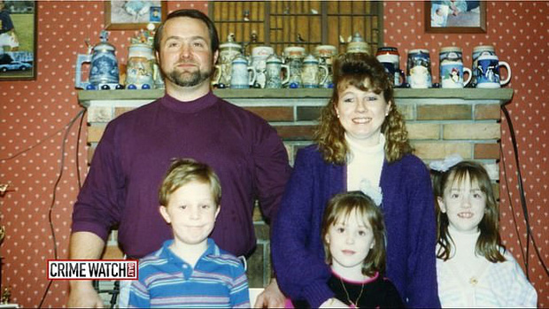 Karl chụp ảnh cùng vợ trước Christina, con trai Levi và 2 con gái.