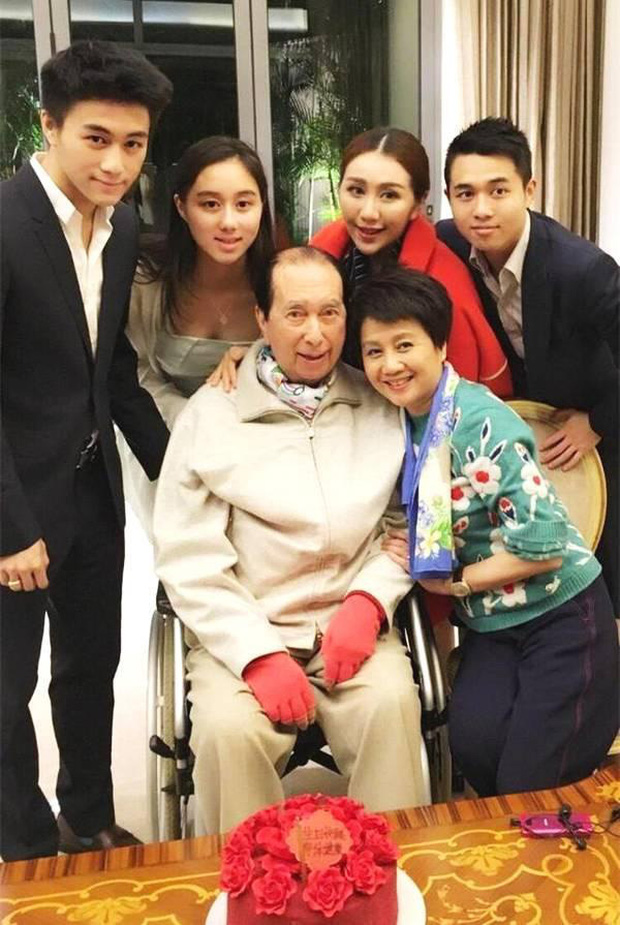 Trùm sòng bạc bên bà Tư và con cái. Hà Siêu Doanh là ái nữ mặc áo đỏ, xuất hiện bên bố mẹ