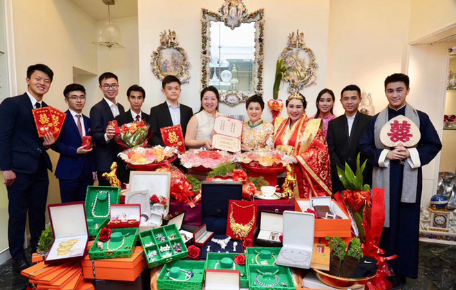 Lễ dạm ngõ khiến Cnet hoa mắt với số lượng sính lễ bằng vàng cực khủng, Hà Siêu Doanh đeo 8 cặp vòng long phụng nặng trĩu cổ trong ngày trọng đại