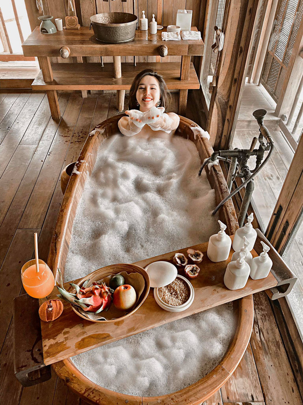 Nhìn hình ảnh này, fan khuyên cô nên chuyển hướng sang làm travel blogger.