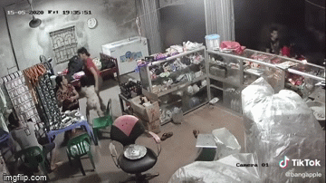 Chỉ sau vài giây, chiếc quạt trần đã rơi thẳng xuống mâm cơm, nhưng may mắn không khiến ai bị thương.