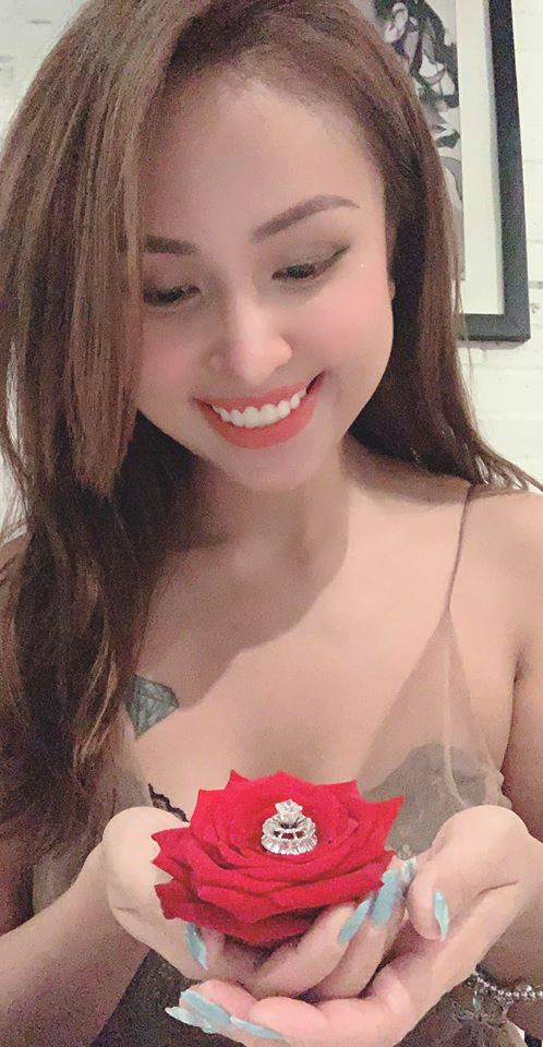 Vân Hugo khoe nhẫn kim cương khủng như ngầm thông báo sắp lên xe hoa