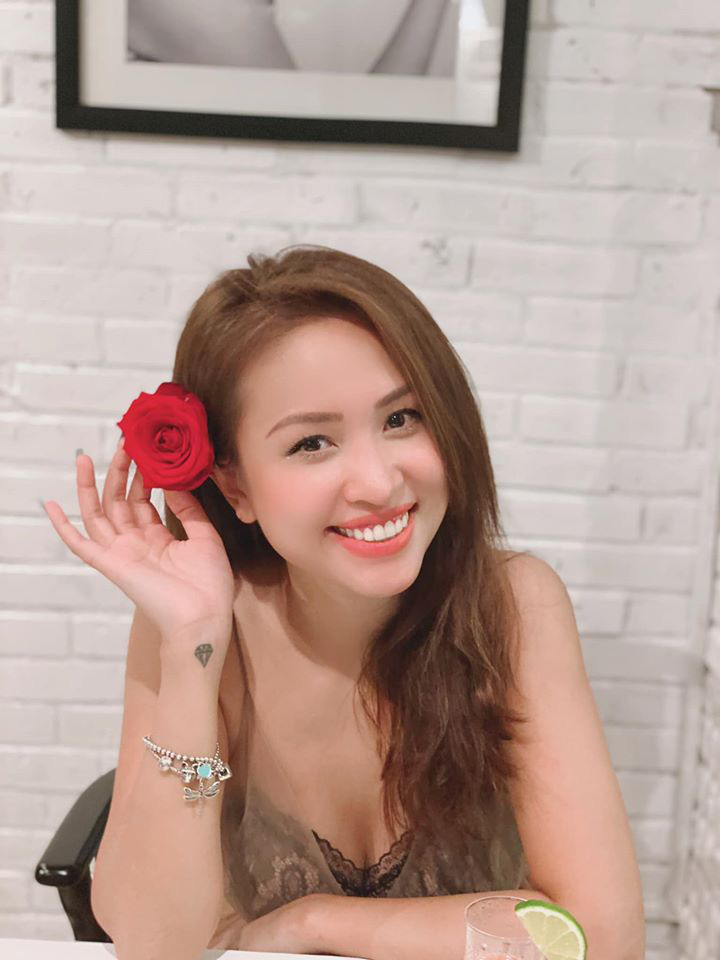 Nữ MC toát lên vẻ ngoài rạng rỡ của một người phụ nữ hạnh phúc.