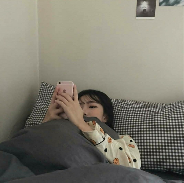 Đang chuẩn bị đi ngủ mà nhận được tin nhắn người yêu cũ là thấy một đêm kém ngon giấc. (Ảnh minh hoạ)