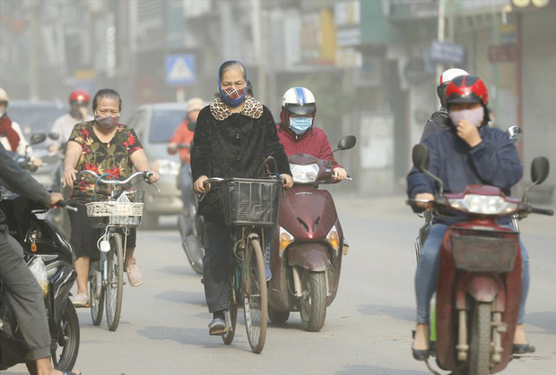 Ô nhiễm không khí trên phố Khâm Thiên sáng 15/4-đúng thời điểm thực hiện giãn cách xã hội. Ảnh: Như Ý