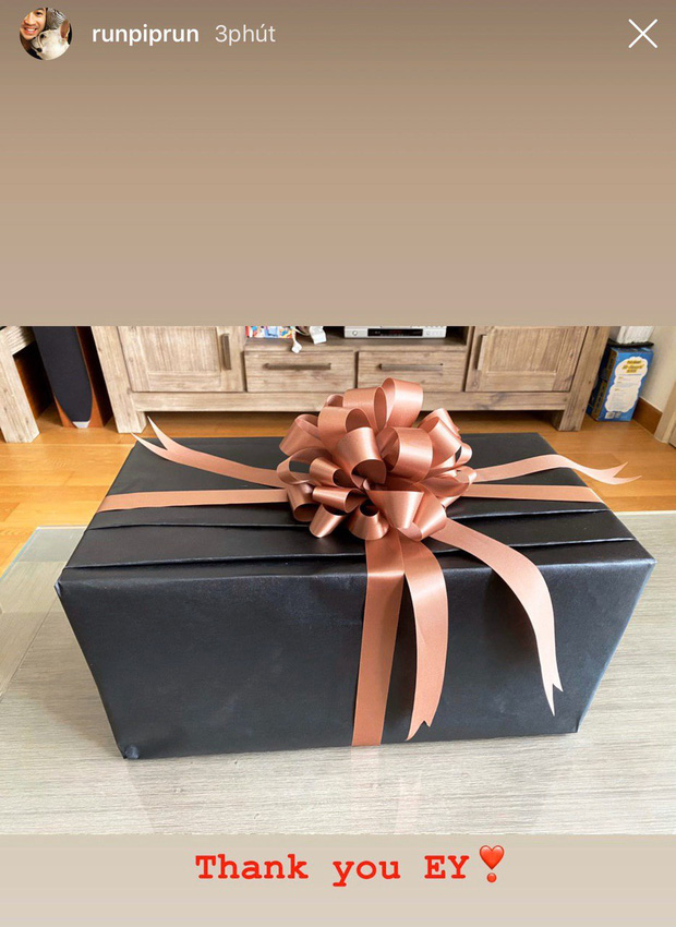 Phillip Nguyễn khoe món quà phải chăng được tặng từ 