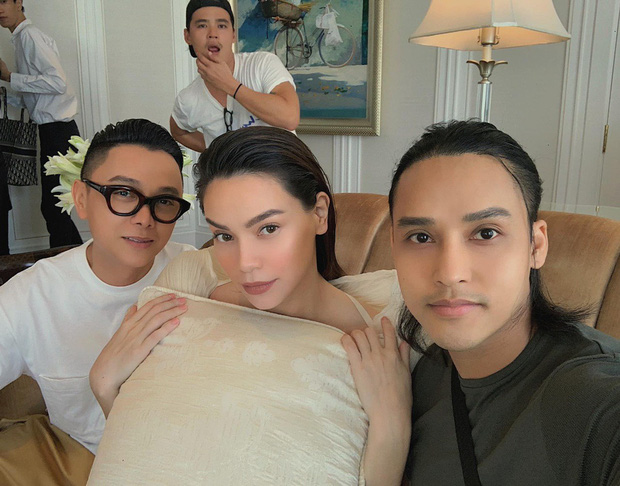 Cô dùng gối che khéo vòng 2, nhiều tin đồn cho rằng nữ ca sĩ đang mang thai. (Ảnh: chuyên gia trang điểm Kunny Lee).