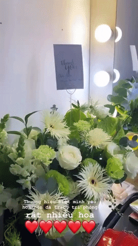 Sáng nay, Hà Hồ tiếp tục cập nhật hình ảnh đang làm việc và không đề cập hay phủ nhận chuyện bầu bí