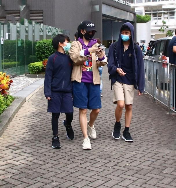 Sau khi Lucas tan học, cả 3 mẹ con cùng về nhà.