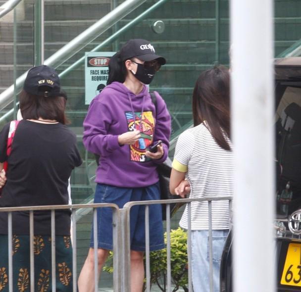 Trương Bá Chi thân thiện khi trò chuyện với các phụ huynh khác.