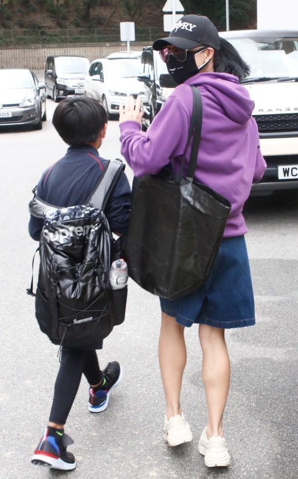 Cô đưa bé Quintus đi ăn trong lúc chờ Lucas tan học.