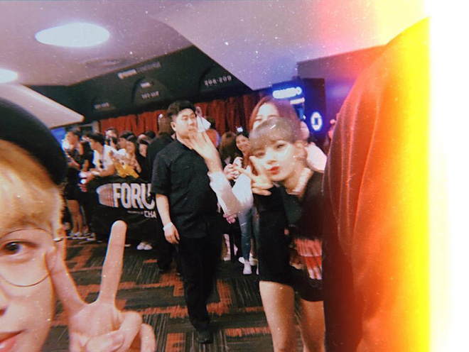 Được chụp ảnh selfie với thần tượng như bạn thân thế này, bảo sao người ta không ngưỡng mộ Nhất Hoàng