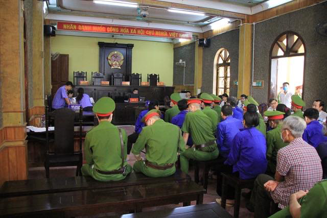 Phiên toà xét xử sơ thẩm vụ gian lận điểm thi ở Sơn La ngay ngày đầu tiên đã xuất hiện nhiều diễn biến bất ngờ. Ảnh: Thảo Phượng