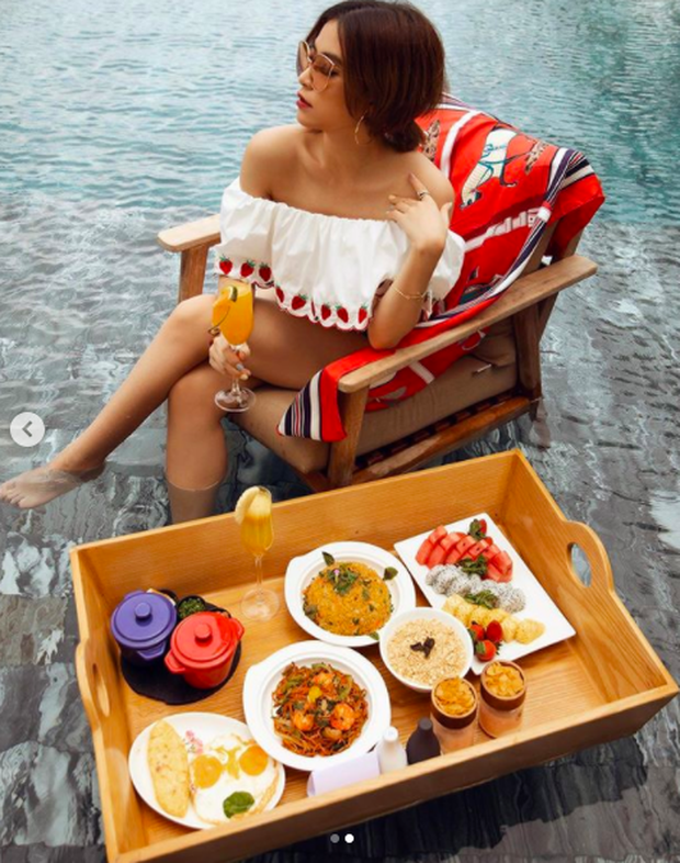 Thế nhưng, chiếc bàn ăn có đôi có cặp lại một lần nữa làm dấy lên nghi vấn cô hiện đang bí mật đi hẹn hò nghỉ dưỡng cùng người yêu tin đồn.