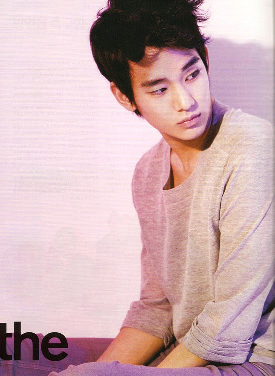 Kim Soo Hyun xuất hiện đầy tự tin và chuyên nghiệp trong buổi chụp hình vào năm 2010. Nam diễn viên sở hữu tinh thần làm việc chuyên nghiệp, nghiêm túc.