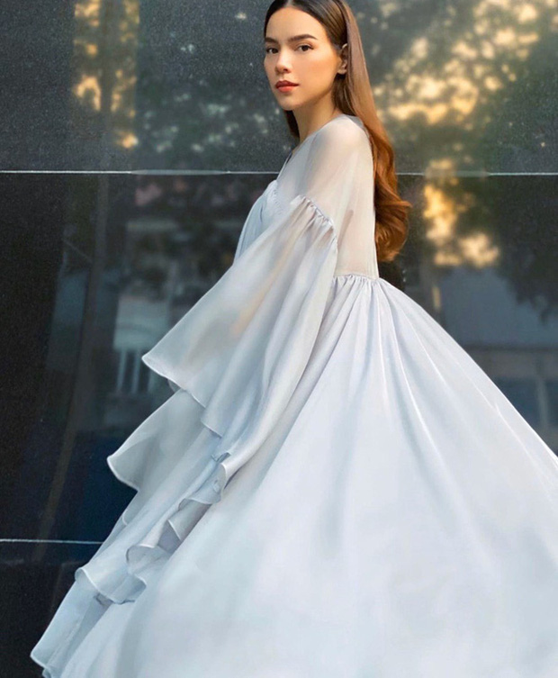 Những bộ váy áo rộng thùng thình, đi ngược với tôn chỉ ăn mặc của Hà Hồ trước đây đã làm dấy lên nghi vấn mang thai.