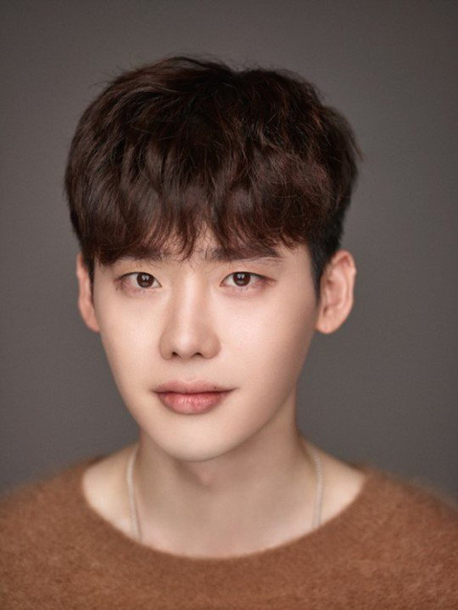 Lee Jong Suk và Nana sở hữu nhiều điểm chung đến bất ngờ. Xuất hiện cùng nhau, trông 2 ngôi sao như thể cặp anh em song sinh.