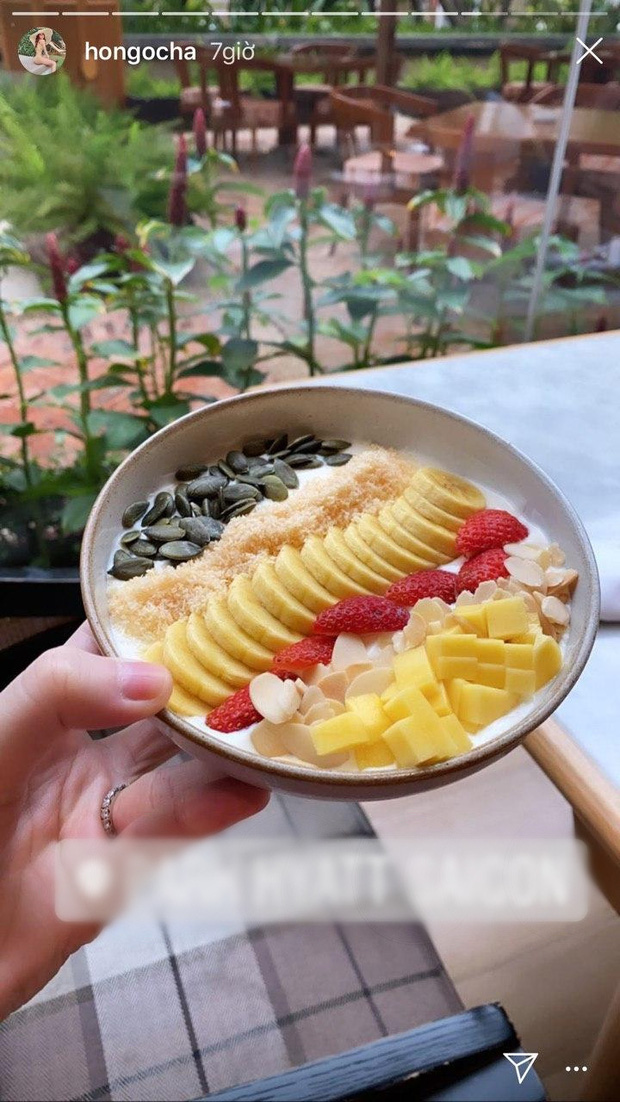 Hà Hồ cũng vậy. Khoảnh khắc cô lộ nhẫn kim cương ở ngón áp út khiến fan không khỏi vui mừng.