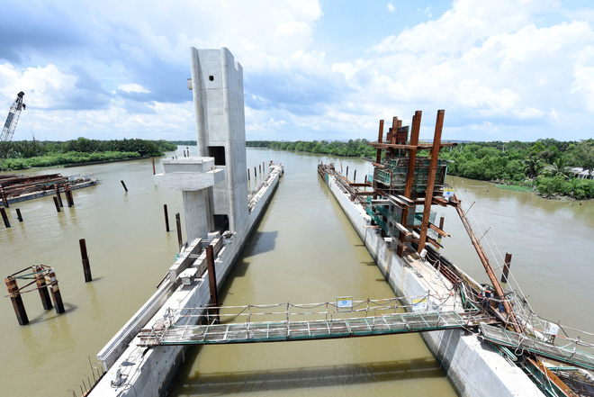 Đang tiếp tục thi công kè, thảm đá và Nhà quản lý cống. Hiện tại công trình này đang vướng mặt bằng 2 hộ dân.
