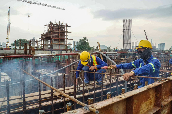 Bên trong công trường đang thi công Cống Tân Thuận, các công nhân vẫn đang tất bật làm việc để sớm hoàn thành đúng tiến độ. 