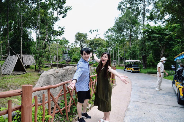 Mặc dù khéo chọn váy rộng, nhưng dễ dàng nhận ra bụng bầu của nữ ca sĩ đã to rõ