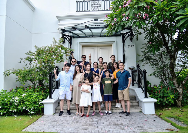 Đại gia đình của vợ chồng Đông Nhi và Ông Cao Thắng, nữ ca sĩ tỏ ra rất hạnh phúc khi tận hưởng kì nghỉ mát bên những người yêu thương.