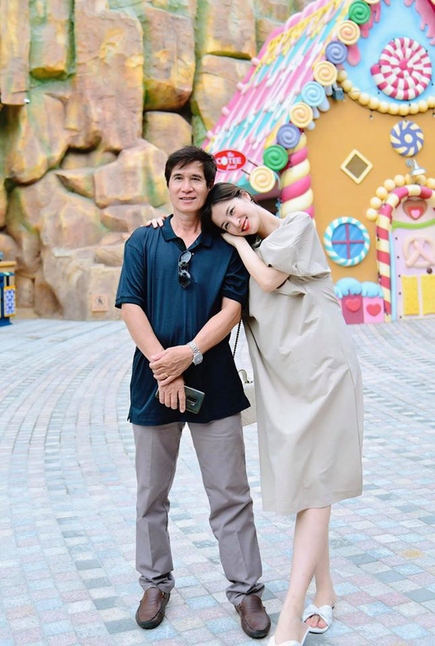 Đông Nhi còn rất cẩn trọng khi luôn mang dép bệt khi di chuyển