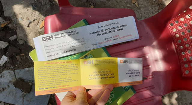 Bảo hiểm TNDS đối với xe máy của hãng BSH được rao bán với giá từ 70.000 đồng/sản phẩm tại các vỉa hè Hà Nội.