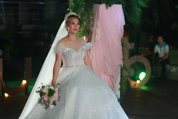 Cô dâu từ từ bước vào trong niềm hạnh phúc và xúc động. Ảnh: Đài truyền hình Việt Nam.