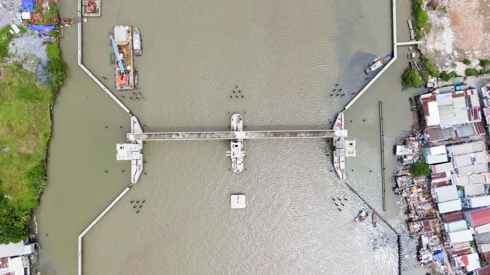 Hiện cống này đang tiếp tục thi công kè và Nhà quản lý cống nhưng vẫn đang vướng mặt bằng một hộ dân.