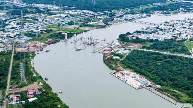 Các trụ pin, tháp van và dầm van, Âu thuyền đến +3.50m đã thi công xong. Công trình này vẫn bị vướng mặt bằng 18/62 hộ dân chưa bàn giao phía xã Phú Xuân.