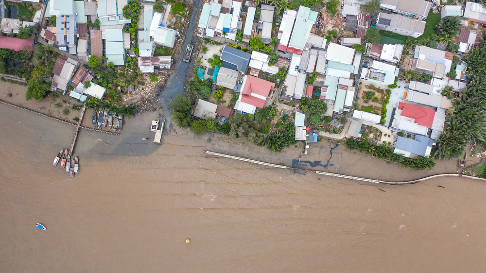 Các tuyến đê bao DB1. ĐB2, ĐB3, ĐB4 đã đóng cừ ván SW, cọc DƯL D350A, đổ bê tông dầm mũ, bơm cát.