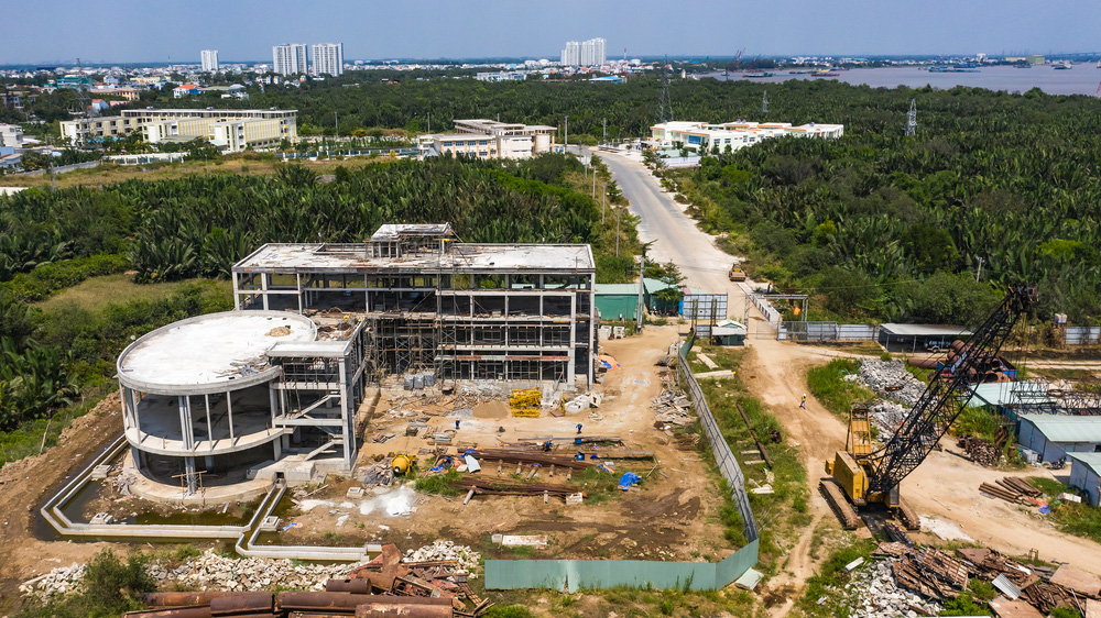 Nhà Quản lý trung tâm đã thi công xong phần thô, đang hoàn thiện và xây dựng hệ thống Nhà xưởng, kho bãi, đường nội khu và cảnh quan, cùng các thiết bị SCADA đang được lắp đặt.